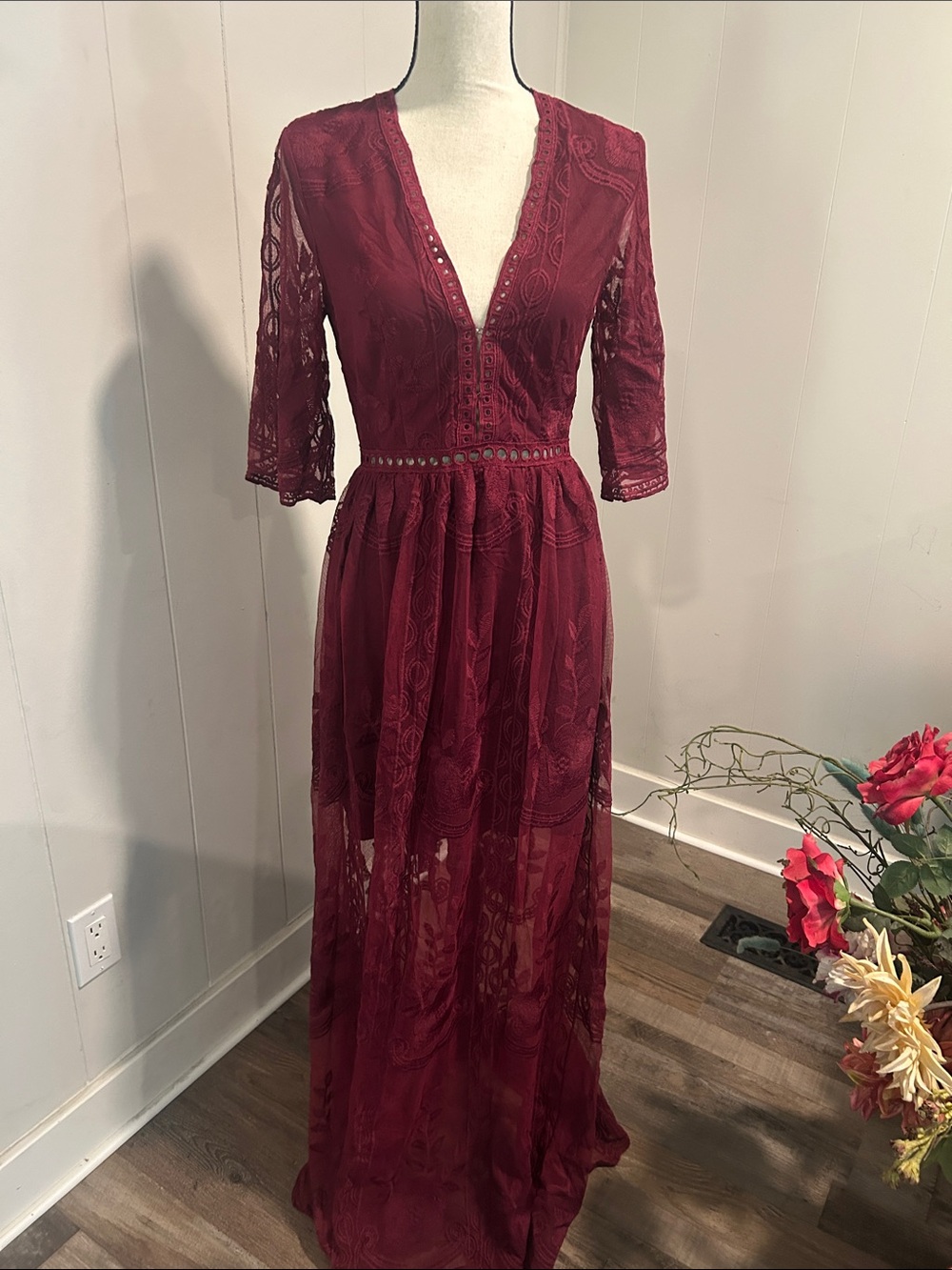 Elegant Burgundy Lace Maxi Dress with V-Neck and Three-Quarter Sleeves